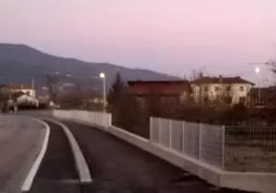 La barriera di protezione lungo un tratto della pista ciclopadonale